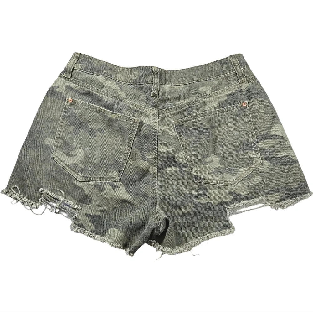 NOBO Shorts Distressed Camo high rise Women Shorts